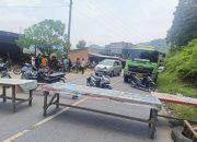 Jalan Lintas Bangko-Kerinci Di Tutup Warga Sebabkan Macet Parah