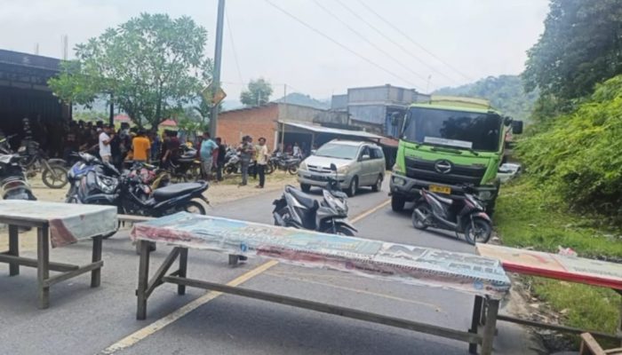 Jalan Lintas Bangko-Kerinci Di Tutup Warga Sebabkan Macet Parah