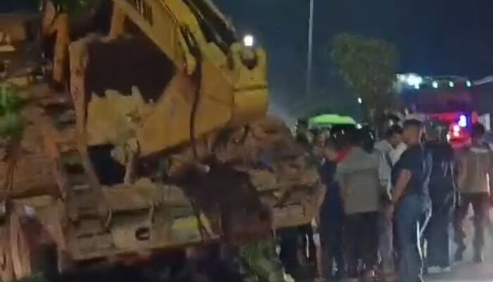 Gagal Menanjak, Truk Pengangkut Alat Berat Mundur Lindas Pemotor Hingga tewas