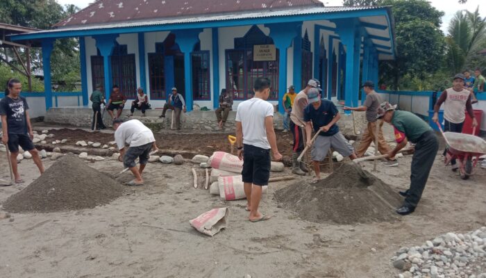 TNI Bersama Rakyat, Babinsa Bumi Agung Kedurang Bersama Warga Gotong Royong Membangun Masjid