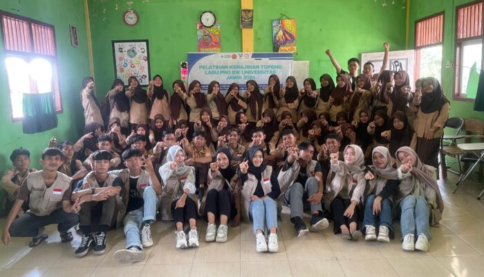 MAHASISWA ILMU SEJARAH UNJA ADAKAN PELATIHAN KERAJINAN SENI TOPENG LABU DI DESA MUARA JAMBI